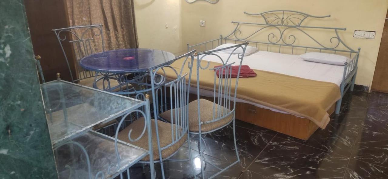 Hilltone Veg Non Veg Matheran Hotel Eksteriør billede